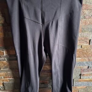 Active zone Women's Black capri leggings..